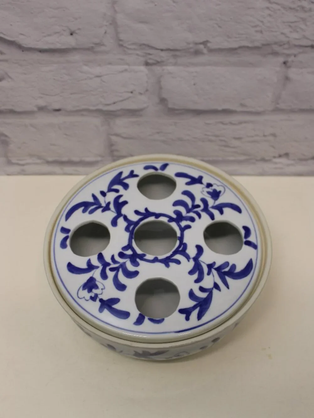 Vintage Bombay Company Gardeners Eden Blue Floral Motifs Ceramic Bulb Frog Vase